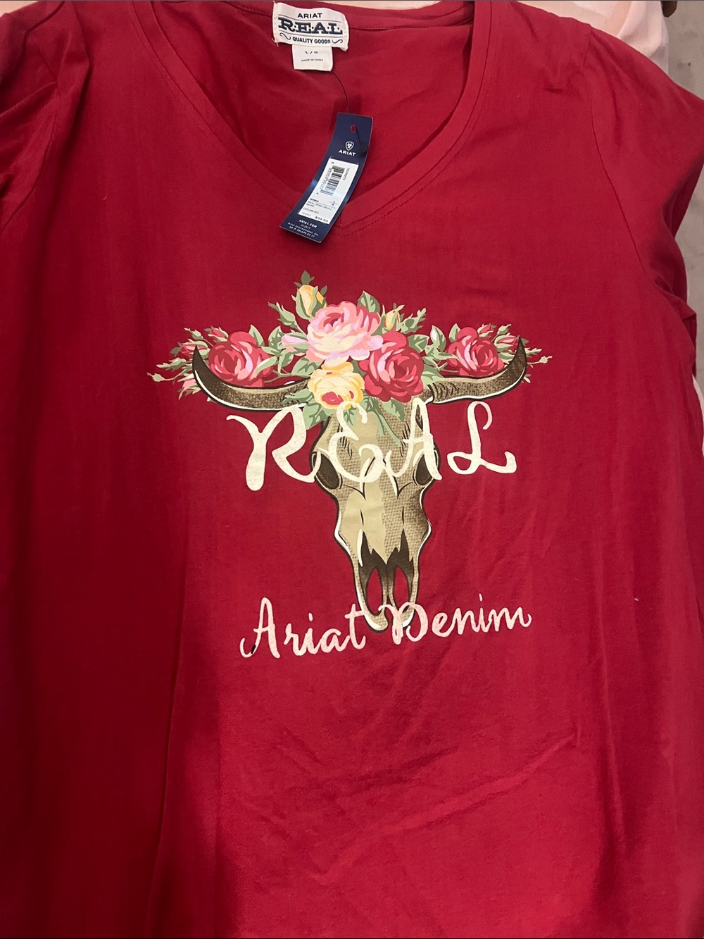 Women’s Ariat Long Sleeve V Neck steerhead